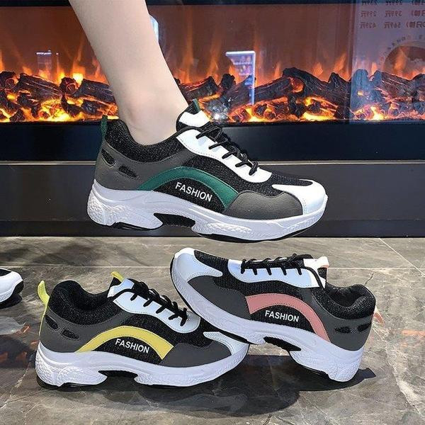 Kareda tallaga värvilised naiste tossud