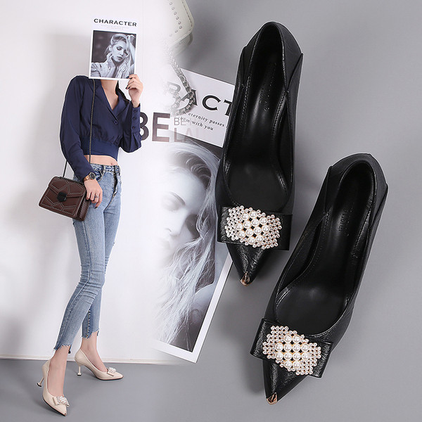 Γυναικεία παπούτσια από οικολογικό δέρμα με χάντρες σε δύο χρώματα