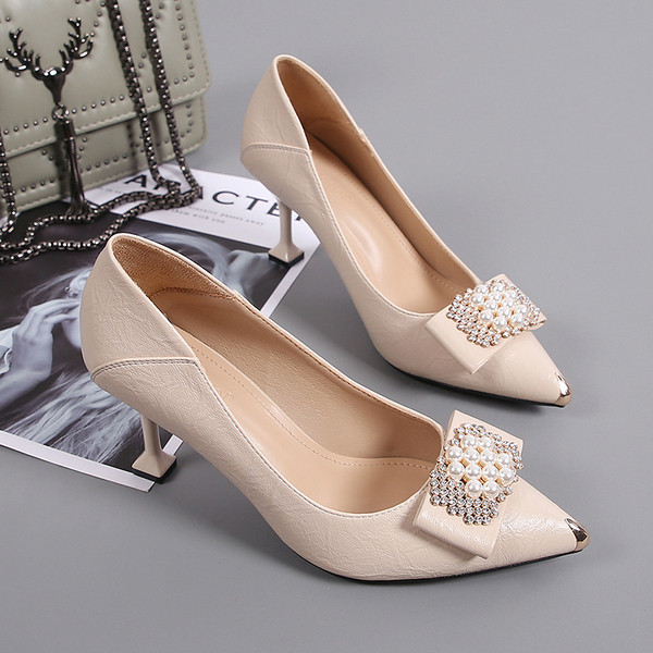 Γυναικεία παπούτσια από οικολογικό δέρμα με χάντρες σε δύο χρώματα