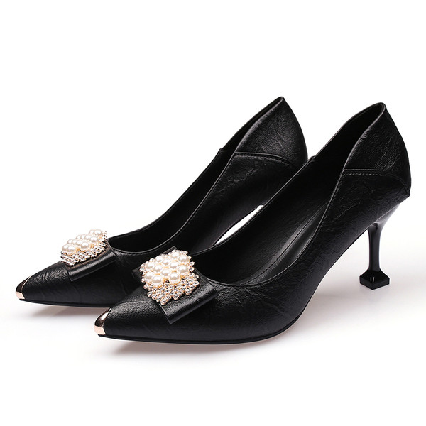 Γυναικεία παπούτσια από οικολογικό δέρμα με χάντρες σε δύο χρώματα