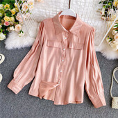 Klassikalise krae ja nööpidega tavaline naiste särk