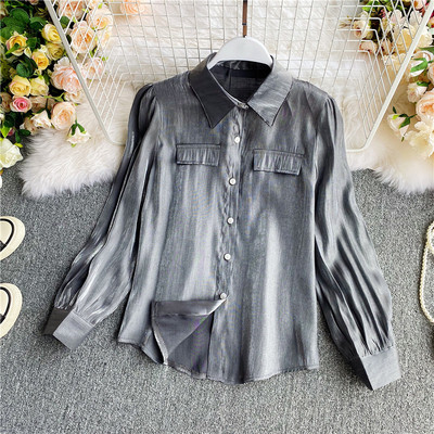 Klassikalise krae ja nööpidega tavaline naiste särk