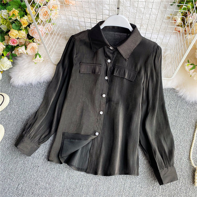 Klassikalise krae ja nööpidega tavaline naiste särk