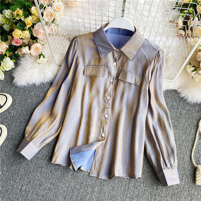 Klassikalise krae ja nööpidega tavaline naiste särk