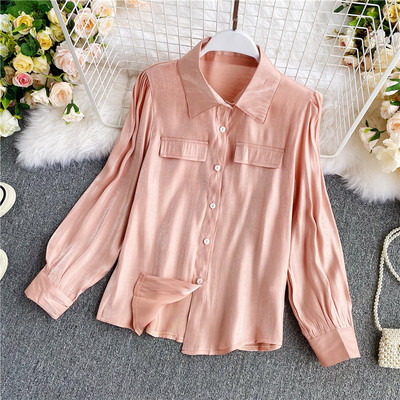 Klassikalise krae ja nööpidega tavaline naiste särk