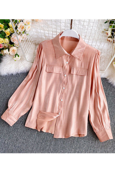 Klassikalise krae ja nööpidega tavaline naiste särk