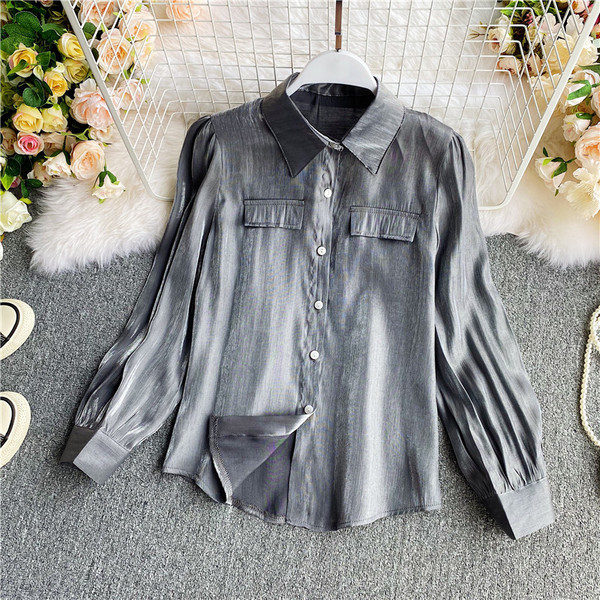 Klassikalise krae ja nööpidega tavaline naiste särk