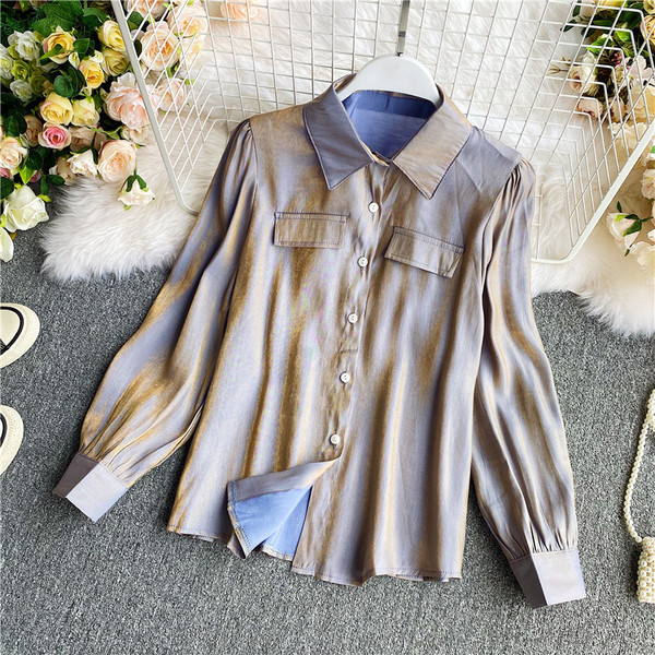 Klassikalise krae ja nööpidega tavaline naiste särk