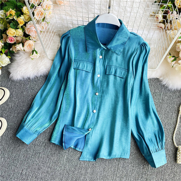 Klassikalise krae ja nööpidega tavaline naiste särk