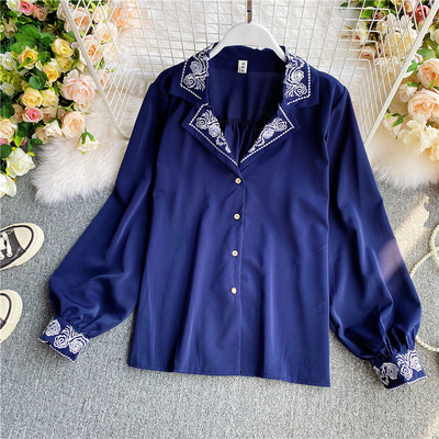 Γυναικείο πουκάμισο με κέντημα στο γιακά και κουμπιά