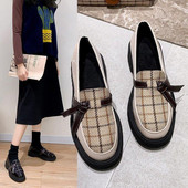 Lapos talpú kockás női cipő