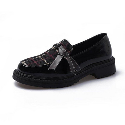 Lapos talpú kockás női cipő