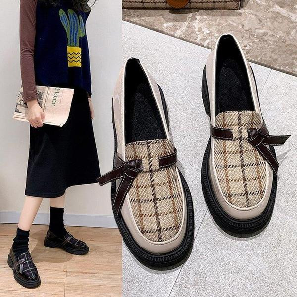 Lapos talpú kockás női cipő