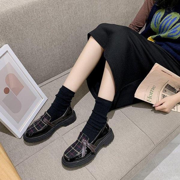 Lapos talpú kockás női cipő