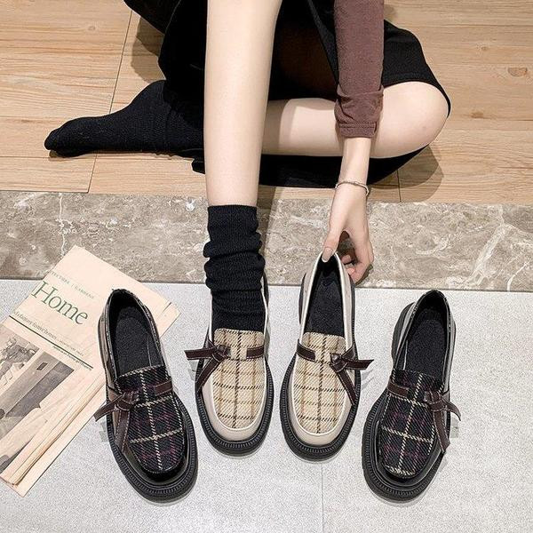 Lapos talpú kockás női cipő