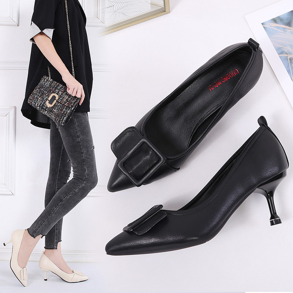 Γυναικεία παπούτσια με αγκράφα και ψηλό τακούνι