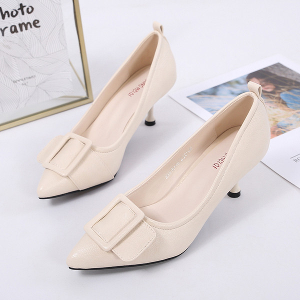 Γυναικεία παπούτσια με αγκράφα και ψηλό τακούνι