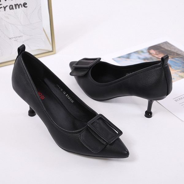 Γυναικεία παπούτσια με αγκράφα και ψηλό τακούνι