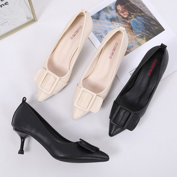 Γυναικεία παπούτσια με αγκράφα και ψηλό τακούνι