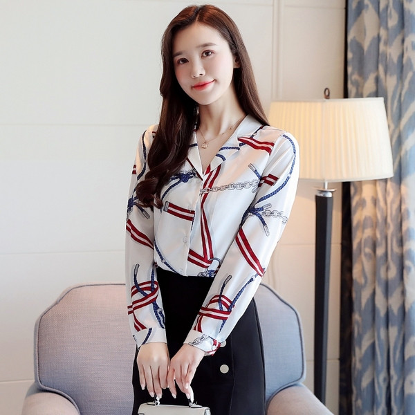 Μοντέρνο γυναικείο πουκάμισο  με λαιμόκοψη και μακριά μανίκια