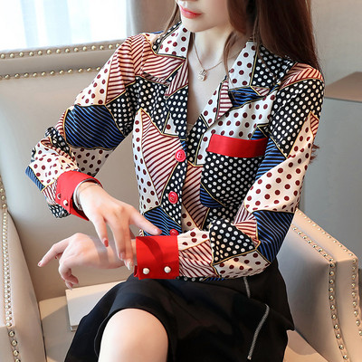 Šarena ženska košulja s džepovima i špic izrezom