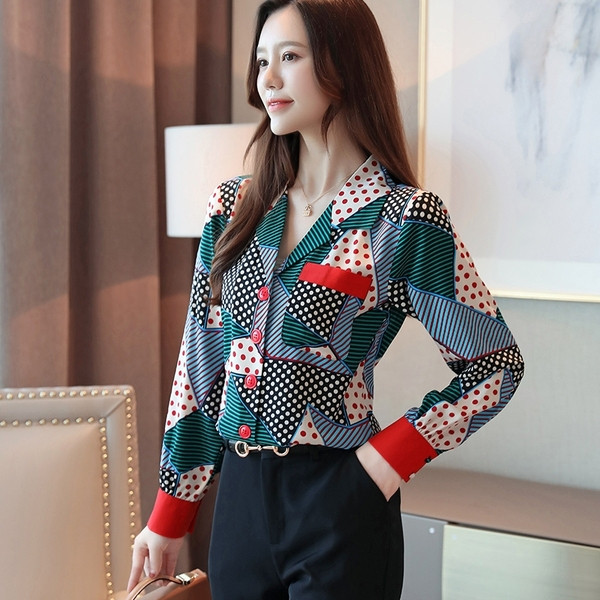 Šarena ženska košulja s džepovima i špic izrezom