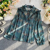 Lillemustri ja nööpidega lokkidega naiste särk