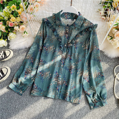 Lillemustri ja nööpidega lokkidega naiste särk