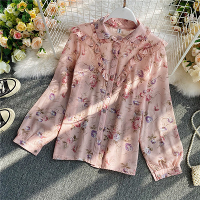 Lillemustri ja nööpidega lokkidega naiste särk