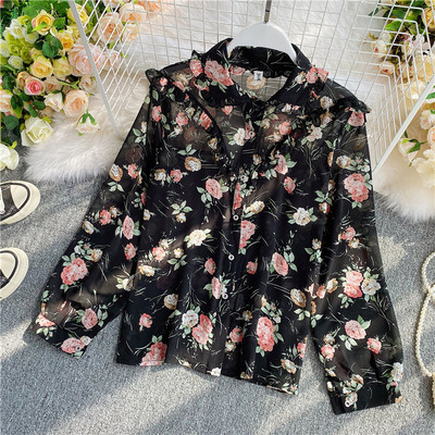 Lillemustri ja nööpidega lokkidega naiste särk