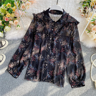 Lillemustri ja nööpidega lokkidega naiste särk