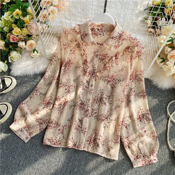 Lillemustri ja nööpidega lokkidega naiste särk