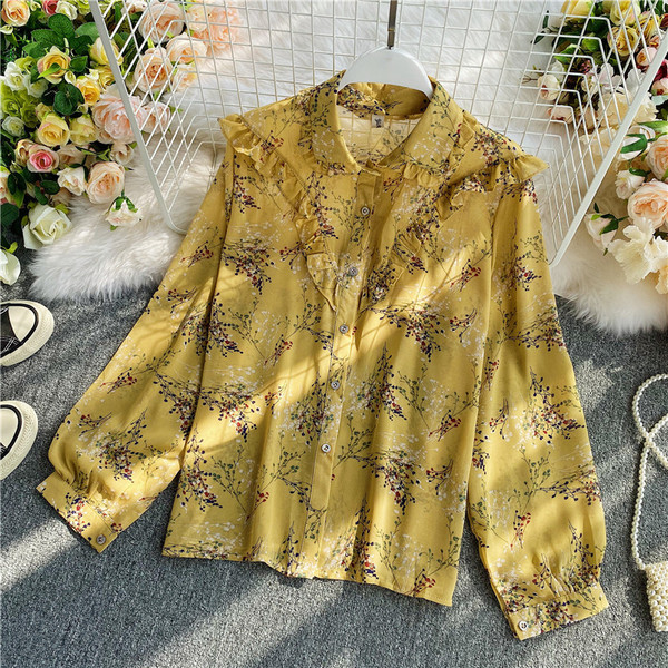 Lillemustri ja nööpidega lokkidega naiste särk