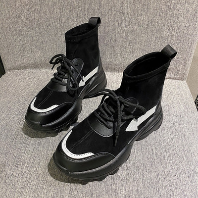 Naiste vabaaja mustad paeltega kõrged tossud