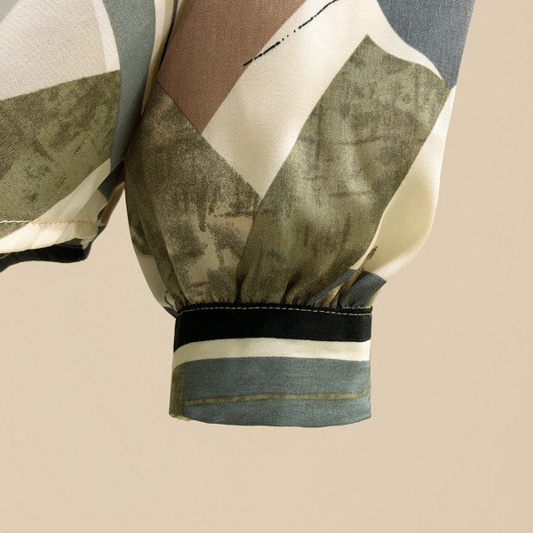 Naiste sügissärk pikkade varrukatega ja klassikalise kraega