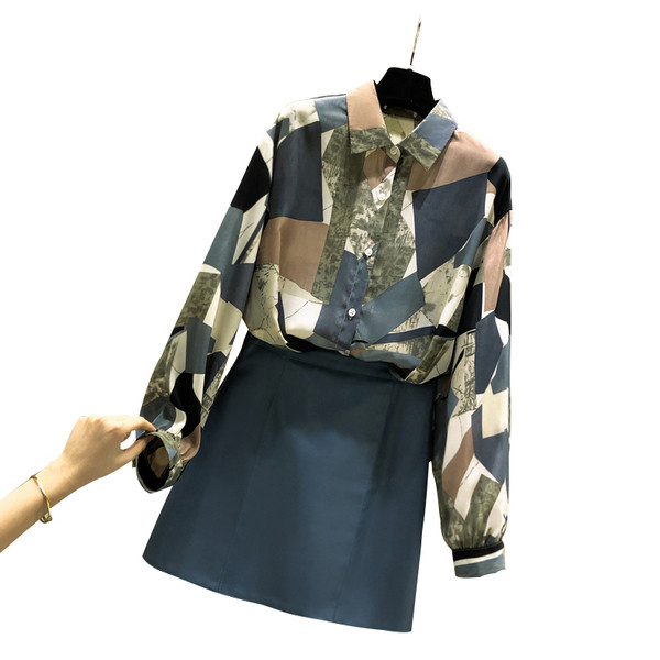 Naiste sügissärk pikkade varrukatega ja klassikalise kraega