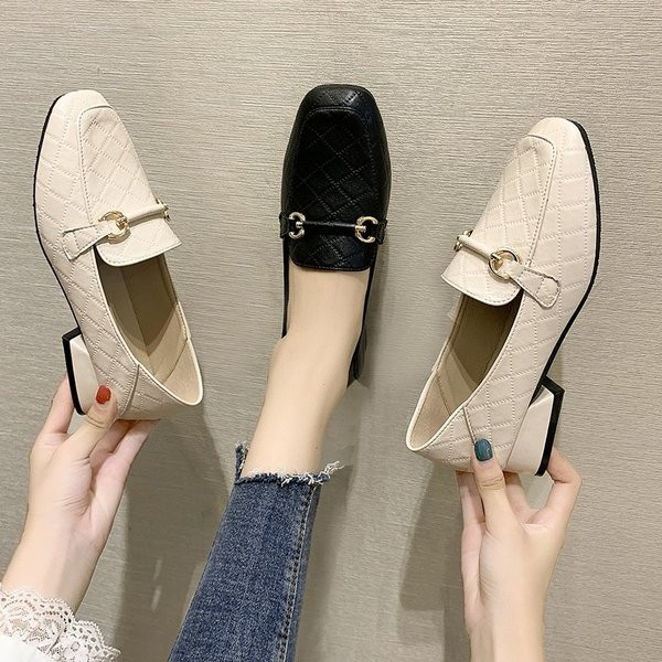 Női alkalmi bőrcipő fém csattal, lapos talppal