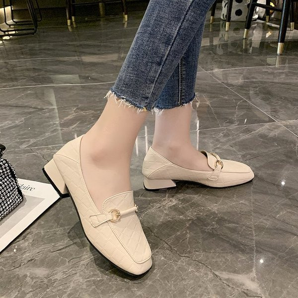 Női alkalmi bőrcipő fém csattal, lapos talppal