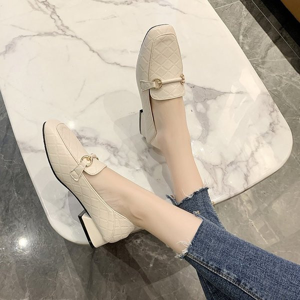 Női alkalmi bőrcipő fém csattal, lapos talppal