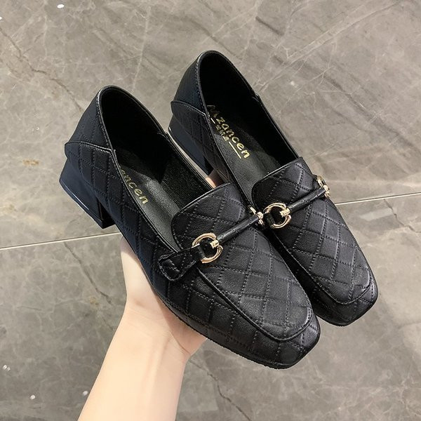 Női alkalmi bőrcipő fém csattal, lapos talppal