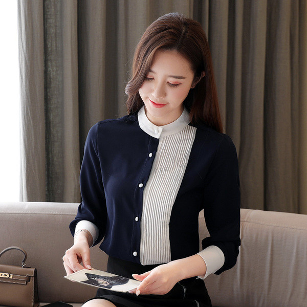 Moodne naiste särk ovaalse kaelusega ja pikkade šifoonist varrukatega