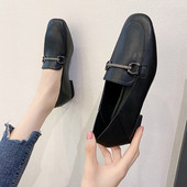 Naiste nahast vabaajajalatsid musta ja metallelemendiga