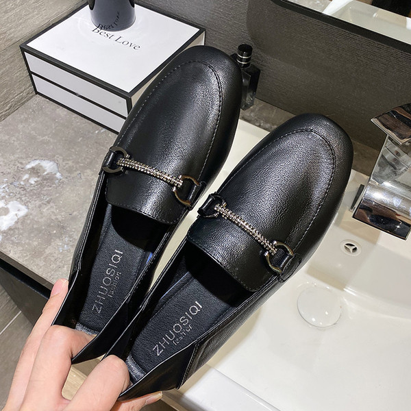 Naiste nahast vabaajajalatsid musta ja metallelemendiga