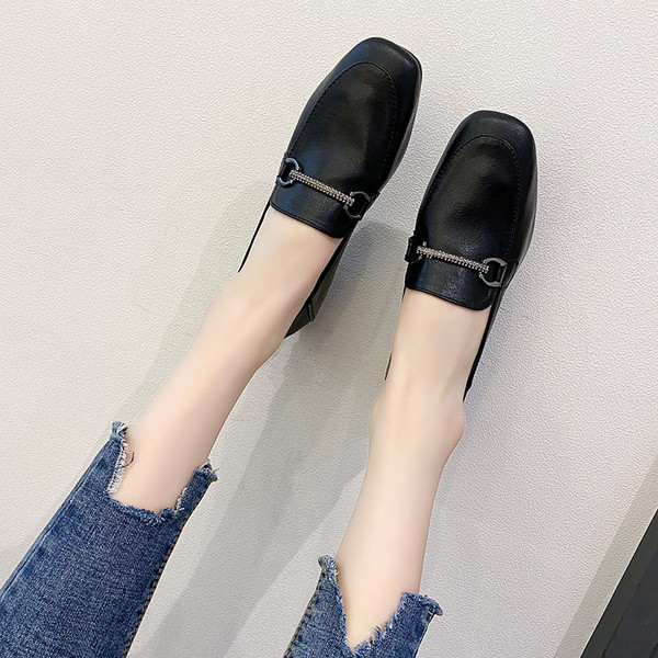 Naiste nahast vabaajajalatsid musta ja metallelemendiga