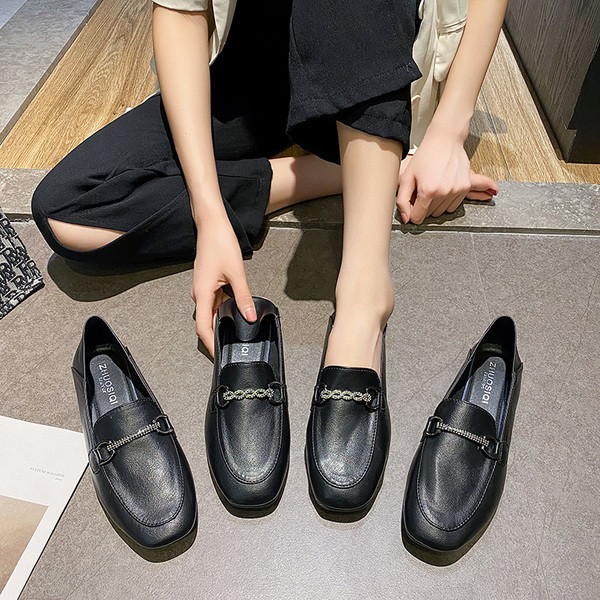 Naiste nahast vabaajajalatsid musta ja metallelemendiga