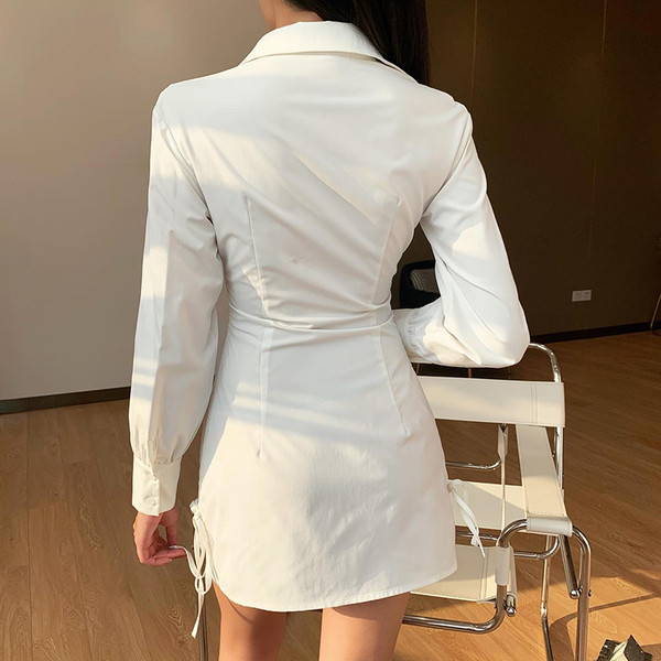 Női fehér ing hosszú ujjal és nyakkendővel