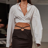 Īss sieviešu krekls ar dziļu kakla izgriezumu un saitēm