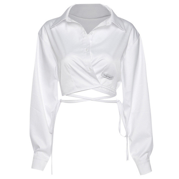 Īss sieviešu krekls ar dziļu kakla izgriezumu un saitēm