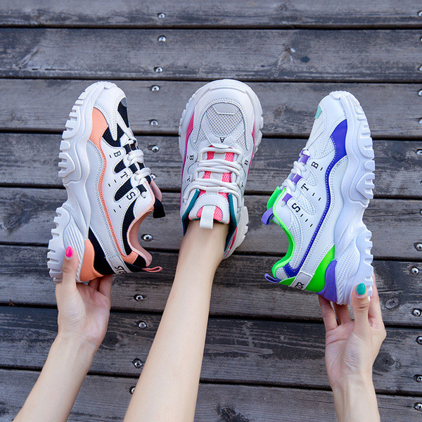 Új női tornacipő modell durva műbőr talppal