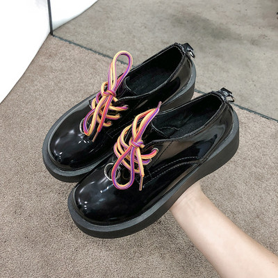 Sieviešu ikdienas apavi ar plakanām zolēm un mežģīnēm melnā krāsā